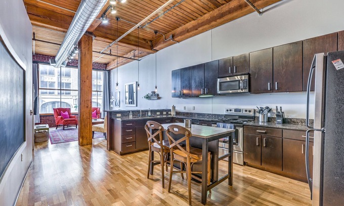 Downtown West Apartment | 4 Bed DWTN Loft✦Sleep 8✦Walk to Attractions✦W/D