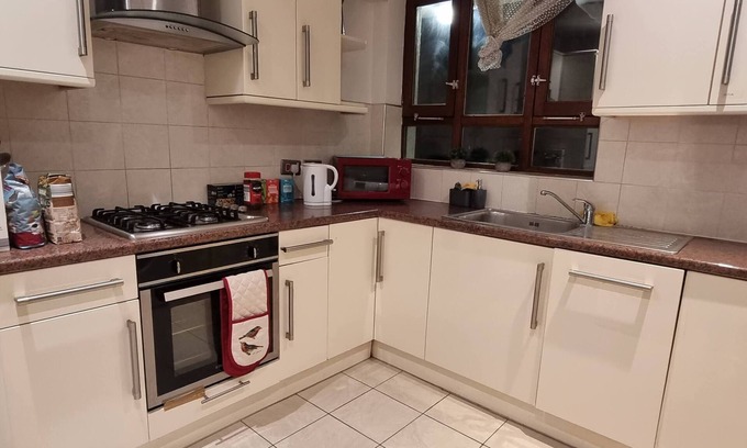 Kings Cross St. Pancras Apartment | 4 Bed Flat - Sleeps 12 - Pets - Wifi