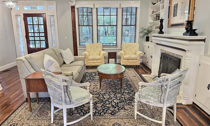Northwest House | 4-Bed Historic Row House in Woodley Park – 2 Blocks to Metro- Parking Included!n