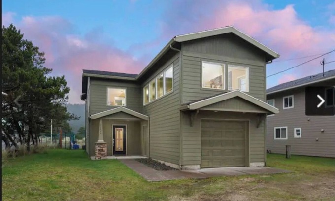 Shorepine Village House | 4/Bed& HotTub the heart of Pacific City Pets OK