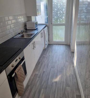 Gillingham House | 4 Bed House - Sleeps 8 - Garden - Parking - Wifi