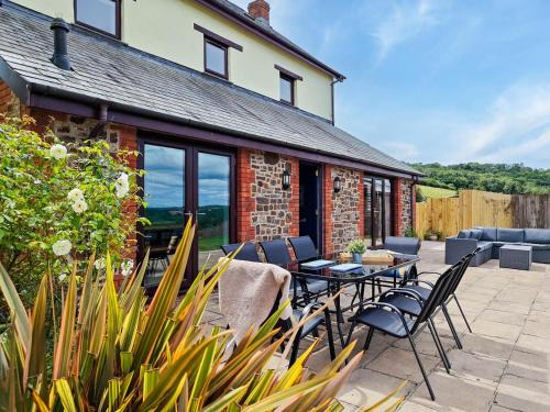 Ash Mill House | 4 Bed in Alswear oc-p32729