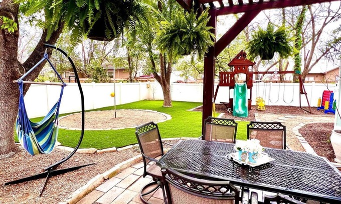 New Braunfels House | 4 Bed + Loft, Secret room, Hot Tub, backyard games