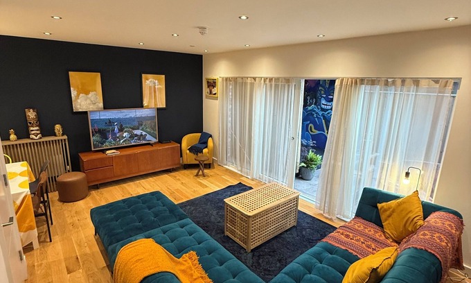 Salford House | 4 bed town house, hot tub, roof terrace, 10 min from city centre