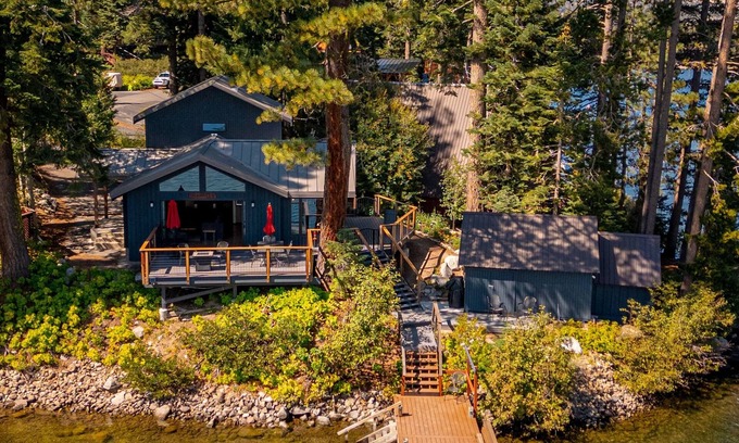Truckee House | 4 bedroom, 2 bath, sleeps 10 Donner Lakefront with private dock DLR#035