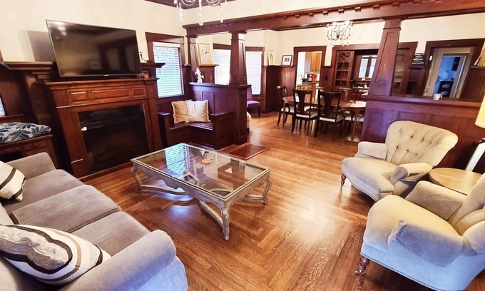 Oak Park House | 4 bedroom 2 bath downtown craftsman home