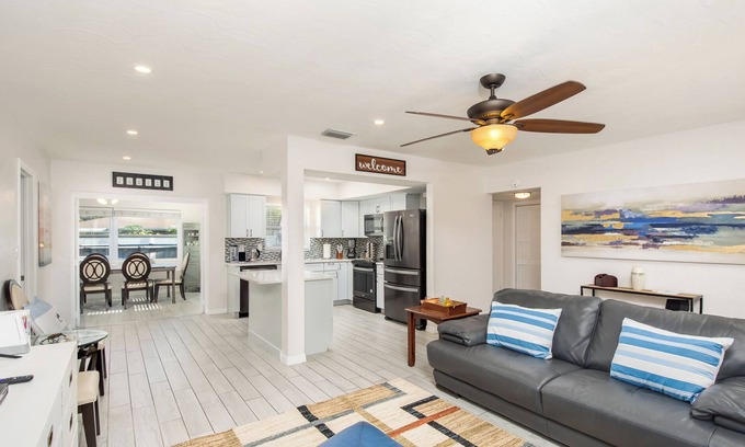 Clearwater House | 4-bedroom, 2-bathroom house with pool, hot tub and PS-5 in Clearwater