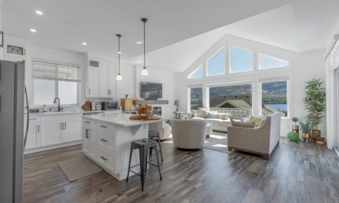Okanagan-Similkameen House | 4 bedroom, 4 Bathroom on the LakenEnjoy Beach in Summer, Ski in Winter