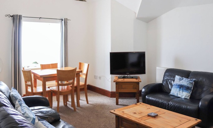 Dinas Dinlle Apartment | 4 bedroom accommodation in Caernarfon