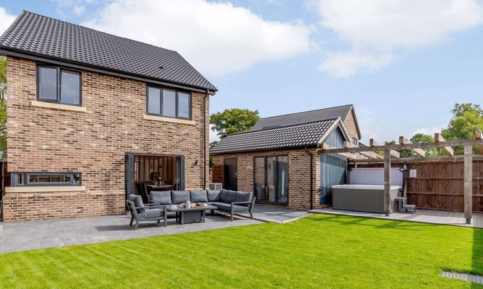 Irstead Cottage | 4 bedroom accommodation in Fleggburgh, near Great Yarmouth