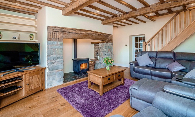 Newtown Cottage | 4 bedroom accommodation in Bwlch-y-ffridd, near Newtown