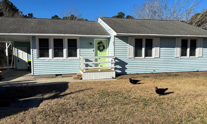 Swansboro House | 4-bedroom bungalow in Swansboro with kayaks and water access in the back