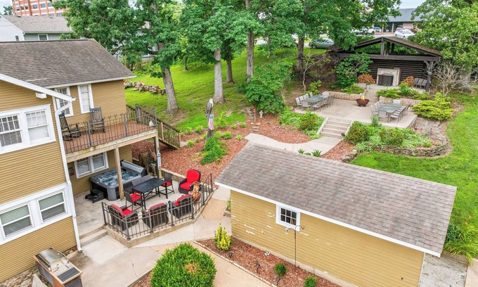 Downtown Branson House | 4 bedroom close to The Branson Landing! Hot tub!