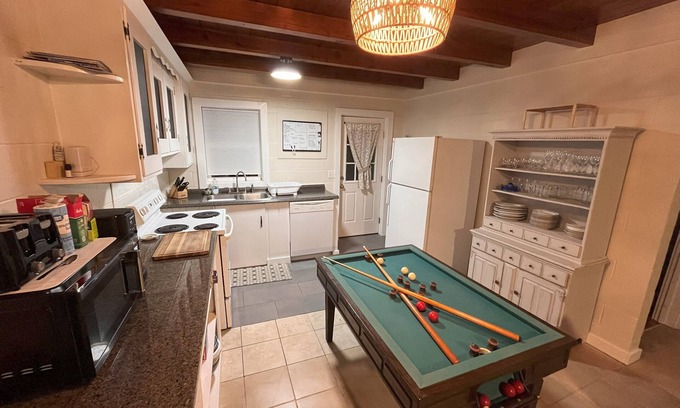 Windy Hill House | 4-bedroom house in Nth Myrtle with amazing front porch & plenty of Boat Parking!