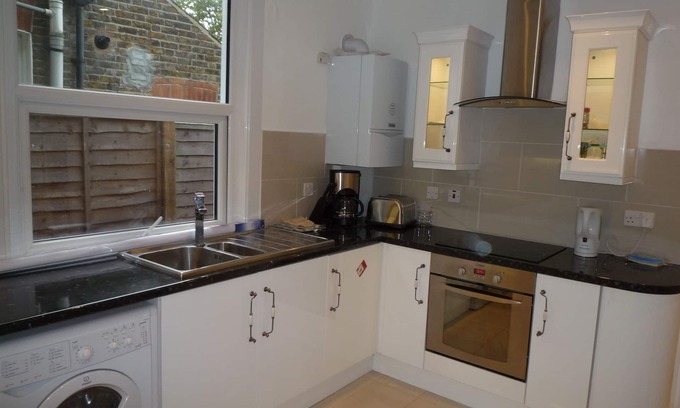 Tooting House | 4 Bedroom house, 3 Bathrooms, 2 Kitchens, Living Room, Garden