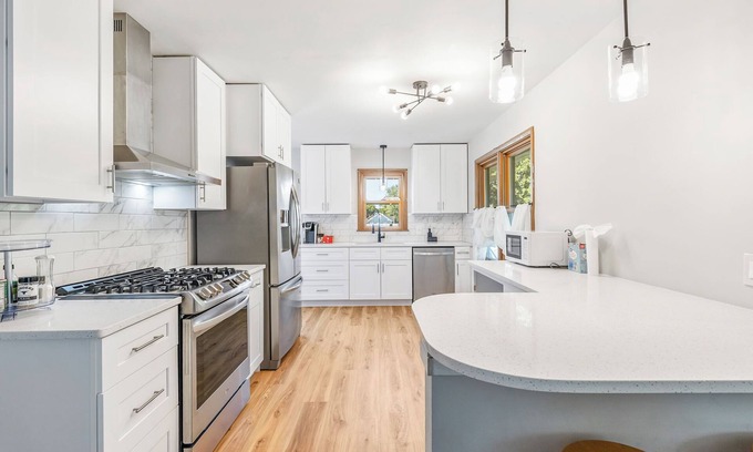 Richfield House | 4 bedroom HOUSE – 5 Minutes to MOA & AIRPORT