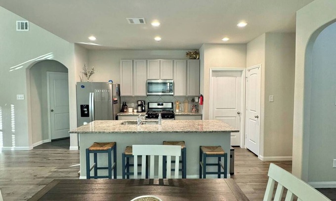 Conroe House | 4-bedroom house in fantastic Shenandoah with Wi-Fi, AC