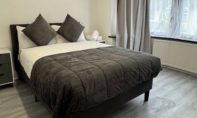 Chadwell Heath Apartment | 4 Bedroom House - Romford