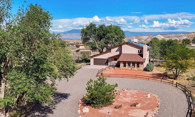 Redlands House | 4-bedroom house. Epic views. No additional cost for cleaning.