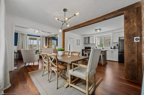Kitchener Apartment | 4 Bedroom Luxury House, Free Parking, Next to LRT, Kitchener Downtown, near Chicopee Ski Club