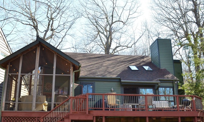Nellysford Cabin | 4 Bedroom mountain cabin in the relaxing Wintergreen Resort with AC & Fireplace