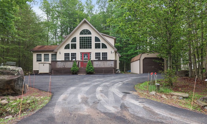 Pocono Lake Ski Chalet | 4 Bedroom Pocono Escape!
