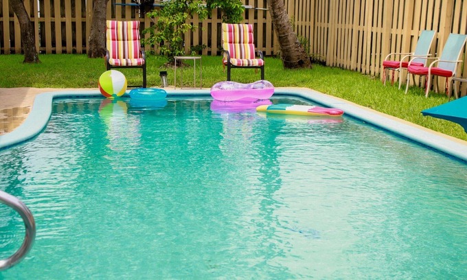Sunrise House | 4-bedroom pool house in peaceful Sunrise with AC, WiFi, King bed
