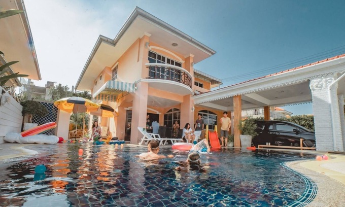 Na Kluea Villa | 4 Bedroom Pool Villa close to Jomtien beach