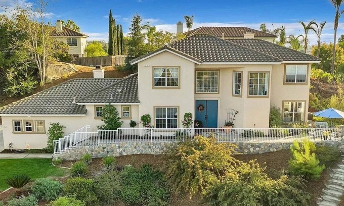 Vista House | 4-bedroom Private Home near LEGOLAND, Zoo or the BEACH. Dogs free. Gameroom!