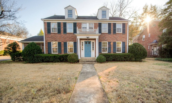 Murfreesboro House | 4 Bedroom-Sleeps 11-Only 5 Blocks to the Square and MTSU!