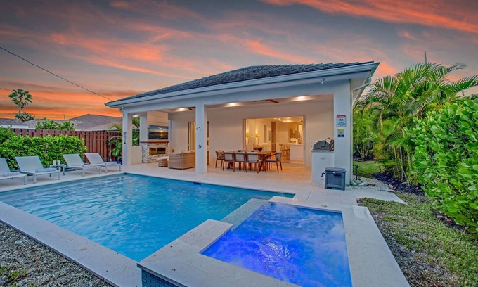 Naples Park House | 4 Bedroom Tropical Vacation Home