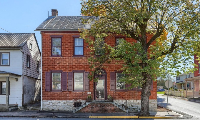 Annville House | 4 Bedroom w/ Firepit Walkable To Restaurants & Bars- 15 Min To Hershey!