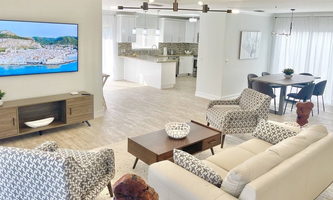 Park Shore House | 4 bedrooms 2 bathrooms only steps away from the beach and downtown