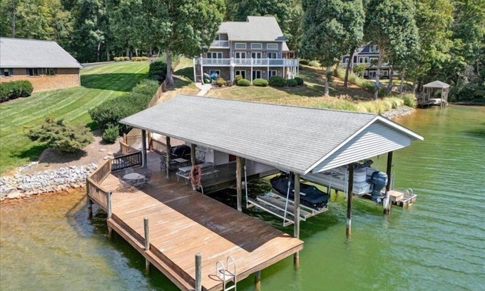 Huddleston House | 4 Bedrooms, 4½ Bathrooms, Sleeps 8! Come Visit 'Carter Cook Retreat'!