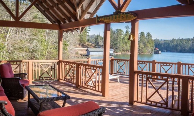 Lakemont Cabin | 4 Bedrooms + Den w/Queen Sleeper - 2.5 Baths - (Sleeps 12) & 2 story Boat House