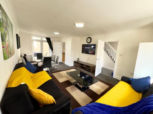 Grove Green House | 4 Bedrooms House, 3 bathrooms , Separate Reception, Full Kitchen, Garden, Parking