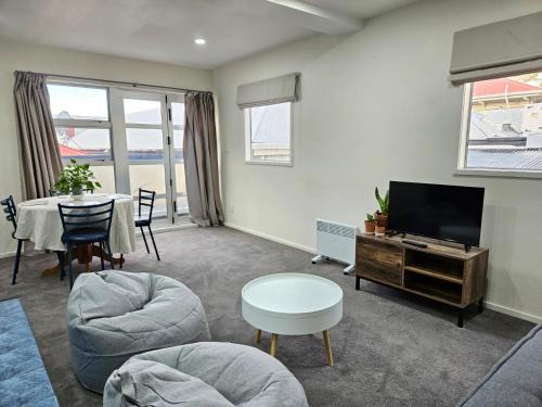 Wellington Apartment | 4 Bedrooms, VERY Central Townhouse!