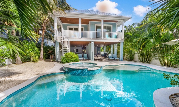 Anna Maria House | 4 Beds 4.5 Bath with Pool 3 Blocks to Beach