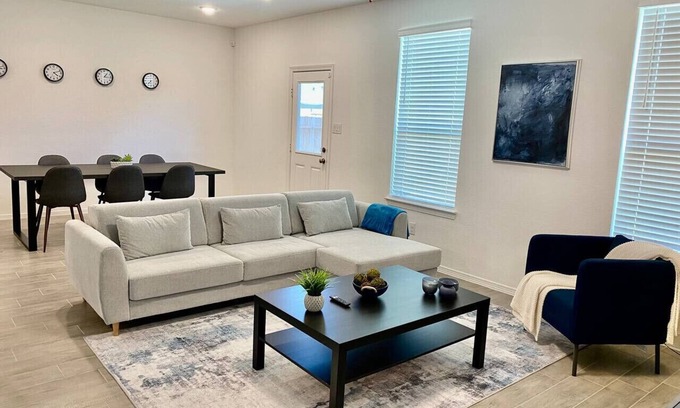 Katy House | 4 BR Cheerful Home Long Term Stay Equipped in Katy