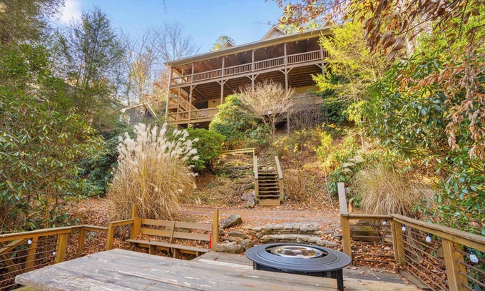 Blue Ridge House | 4 BR on Toccoa River, Hot Tub, Fish/Tube from deck! Firepit, Pool Table, Dogs ok