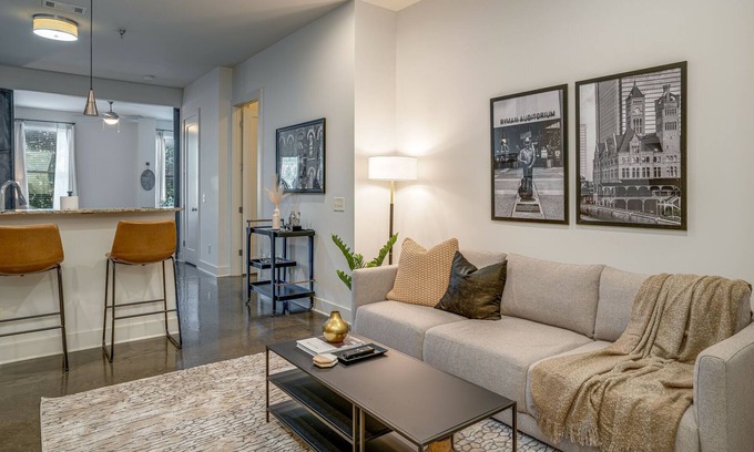 Midtown House | 4 DESIGNER LOFT UNITS - MIN TO BROADWAY