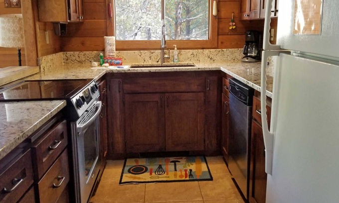 Sunriver House | 4 Flat Top-Sunriver, Oregon: Hot Tub, BBQ, WiFi, SHARC Aquatics, Tubing Hill, Mt. Bachelor, Golf, Deschutes River, Tennis, Bike Paths