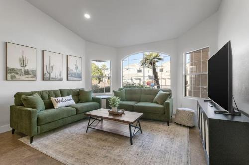 Garden Lakes House | 4 King Size Beds - Hot Tub & Pool