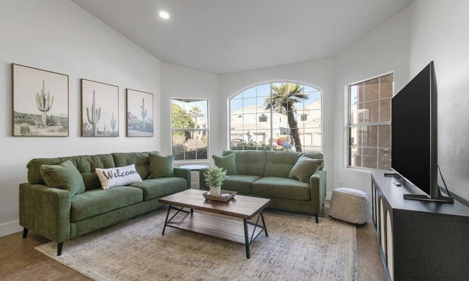 Garden Lakes House | 4 King Size Beds - HotTub & Pool