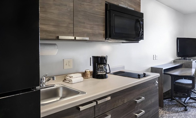 Watertown Hotel | 4 Long-Term Friendly Rooms Near Local Dining & Shops - Walk to Redlin Art Center