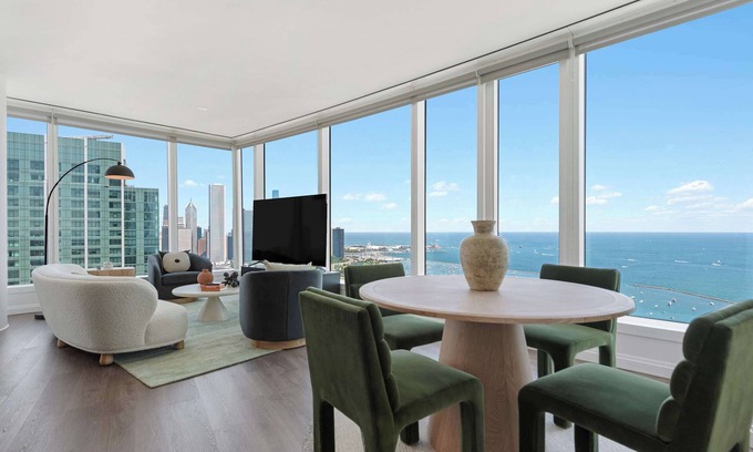 The Loop Apartment | 4 Luxury 2BRs, Stay Together in Style, For Groups