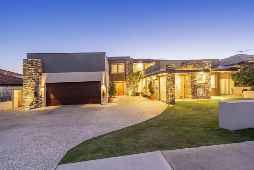 Dianella House | 4 Magical Majestic Home Sleeps 8 Huge Backyard