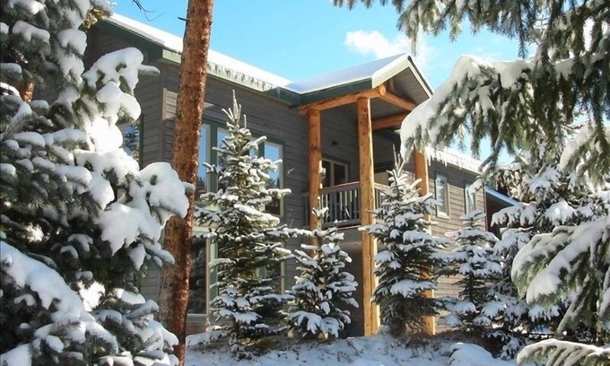 Warrior's Mark Cabin | 4 Master bedrooms, Gourmet Kitchen, Walk 2 Town & Lifts, Hot Tub, Pond & River