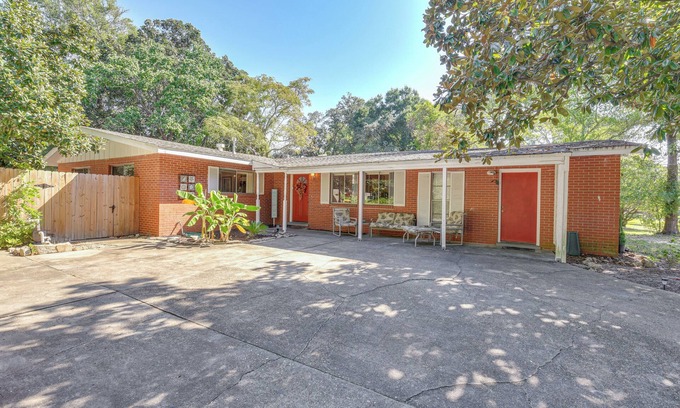 Fort Walton Beach House | 4 Mi to Okaloosa Island Beaches! Pet-Friendly Home