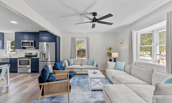 Long Beach House | 4 min to beach, fully fenced yard + games, pet and kid friendly!